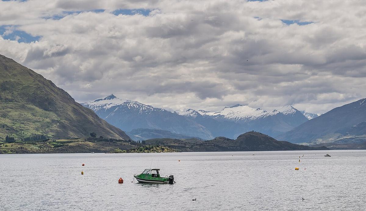 Lake Wānaka from the town beach at Wānaka, with snow-capped mountains beyond